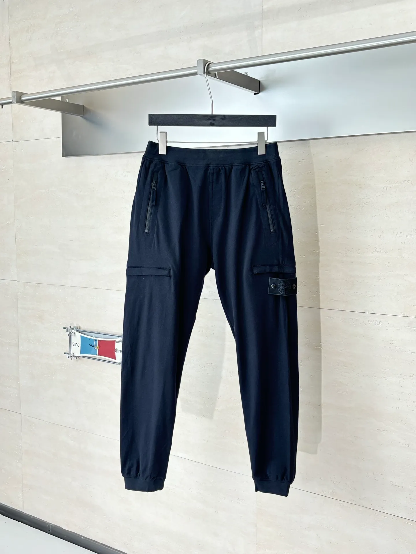 P410 STONE ISLAN*/Stone Island 25FW new organic cotton elastic waist brushed plus velvet sweatpants. Elastic waistband, equipped with invisible drawstring, easy to adjust the size of the pants. Standing hand pockets and back snap patch pocket design. There is a removable ST green badge on the outer seam. The trouser legs are elastic cuffs. The loose fit is nice and casual, and the fabric is comfortable and soft.  Size：S/M/L/XL